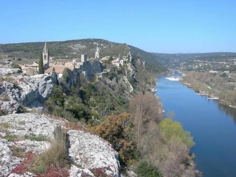 Ancienne Chapelle Du 12E Siecle Restauree En Maison De Caractere Sur Falaise 에게즈 외부 사진